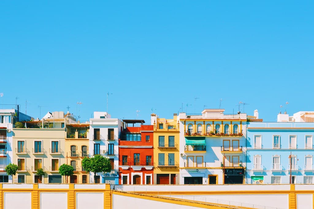 Seville Triana 河岸與彩色建築